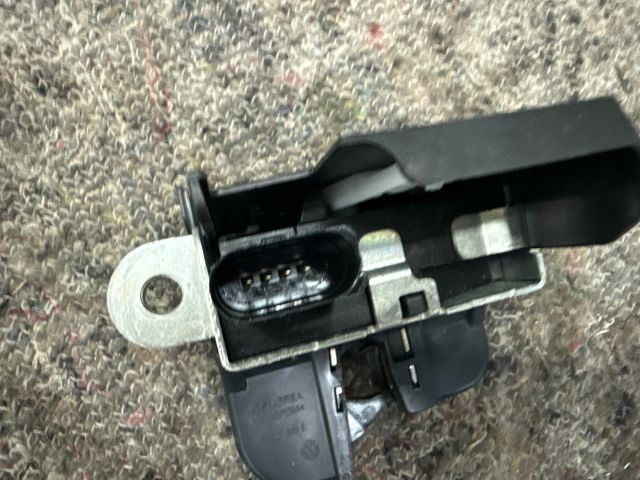 bontott VW UP Csomagtérajtó Zárbetét