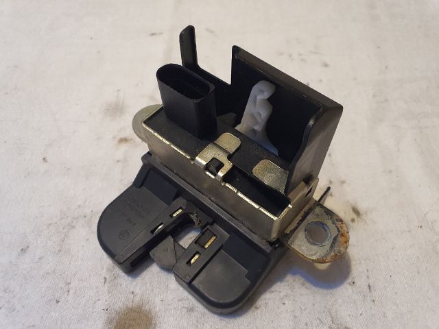 bontott VW UP Csomagtérajtó Zárszerkezet