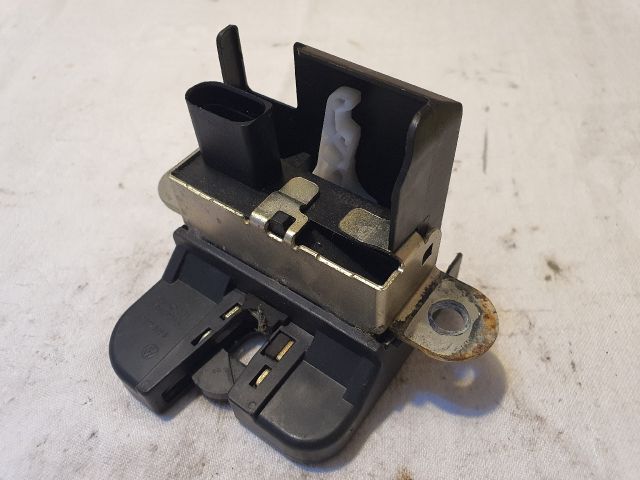 bontott VW UP Csomagtérajtó Zárszerkezet