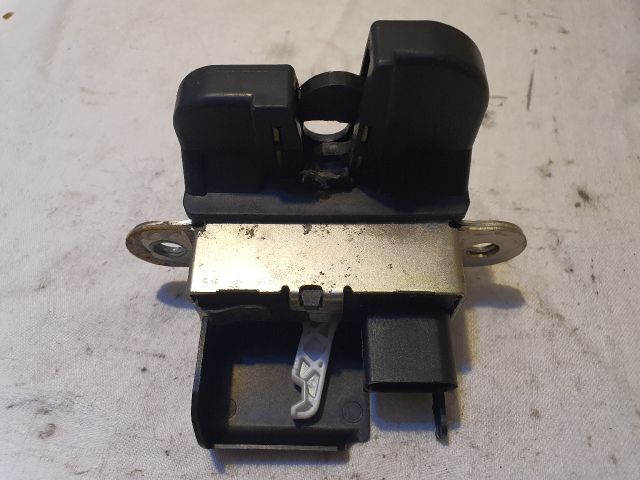 bontott VW UP Csomagtérajtó Zárszerkezet