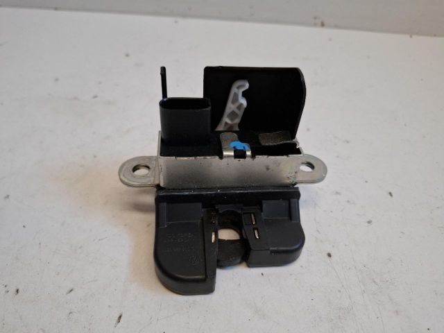 bontott VW UP Csomagtérajtó Zárszerkezet