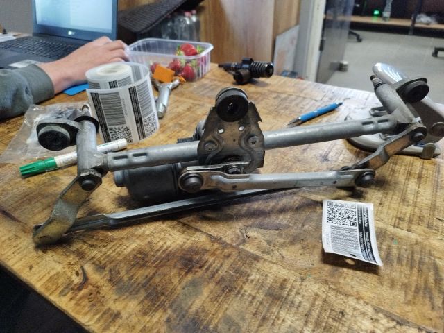 bontott VW UP Első Ablaktörlő Szerkezet Motorral