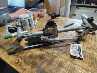 bontott VW UP Első Ablaktörlő Szerkezet Motorral