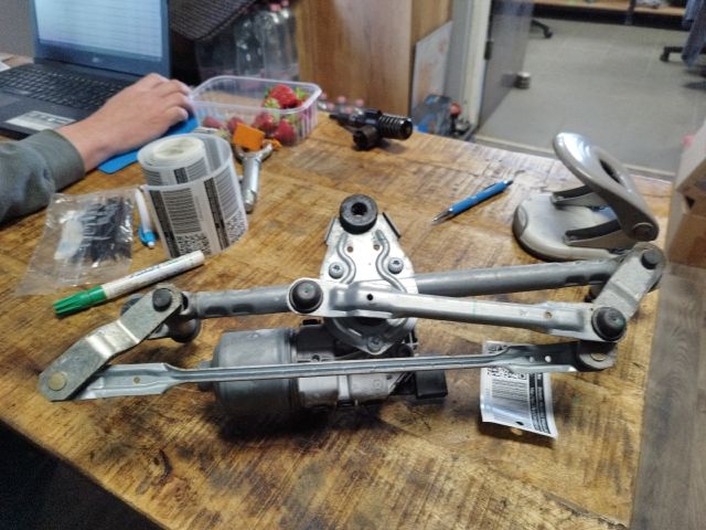 bontott VW UP Első Ablaktörlő Szerkezet Motorral