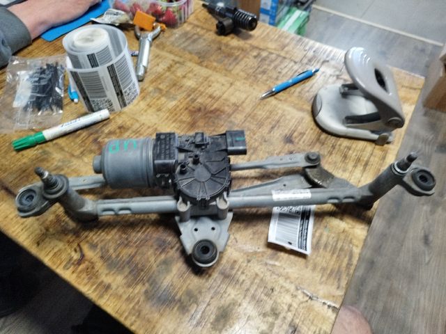 bontott VW UP Első Ablaktörlő Szerkezet Motorral