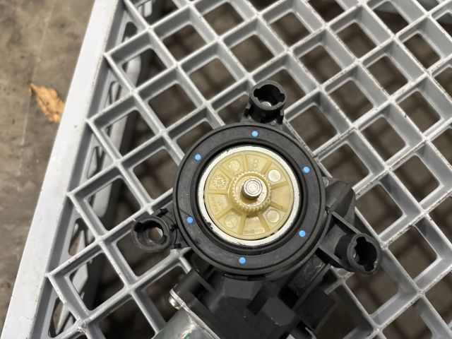 bontott VW UP Jobb első Ablakemelő Motor