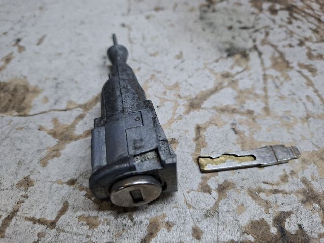 bontott VW UP Jobb első Zárbetét