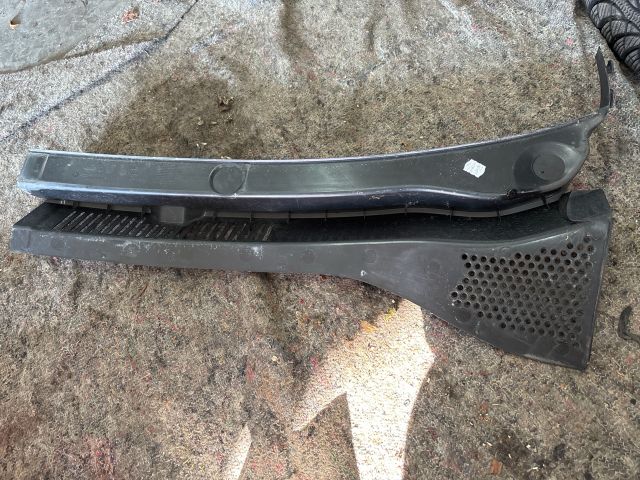 bontott VW UP Jobb Levélrács Záróvég