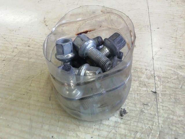 bontott VW UP Kerék Csavar Szett