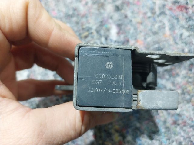 bontott VW UP Motorháztető Zárszerkezet