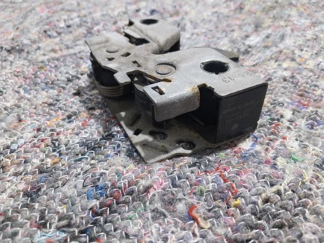 bontott VW UP Motorháztető Zárszerkezet