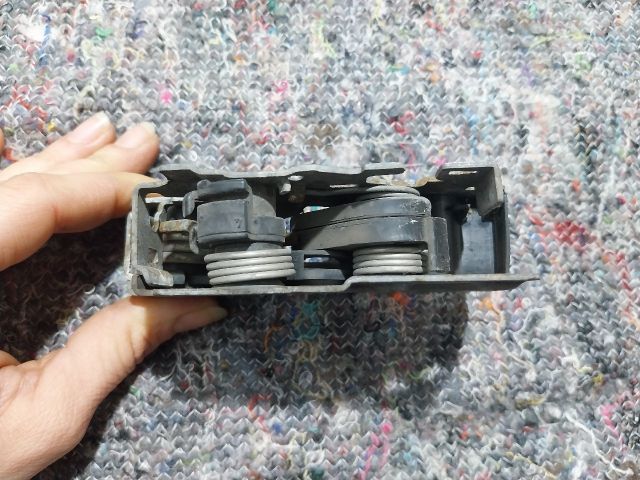 bontott VW UP Motorháztető Zárszerkezet