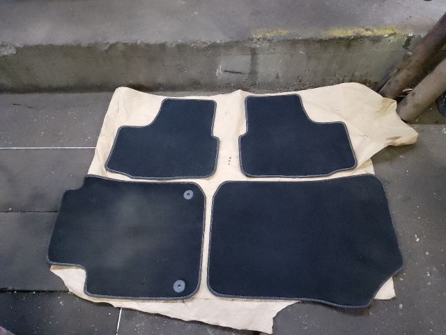 bontott VW UP Szőnyeg Szett