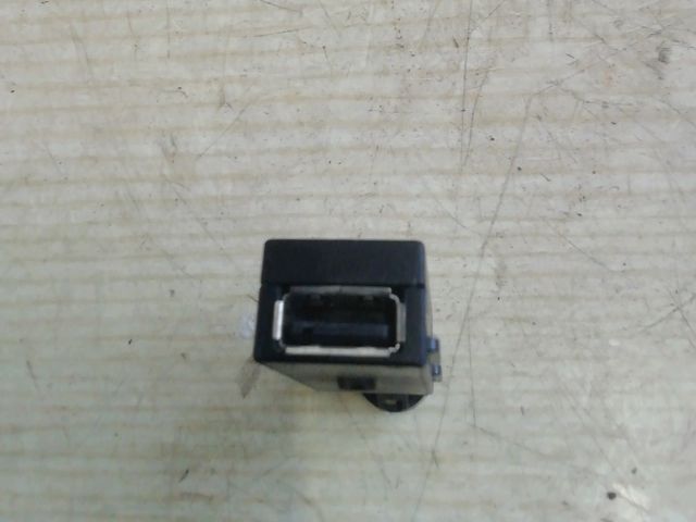 bontott VW UP USB Aljzat